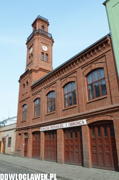 Jak przesuwają wskazówki na zegarze Starej Remizy