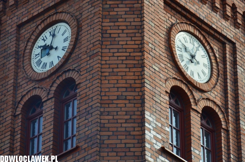 Jak przesuwają wskazówki na zegarze Starej Remizy