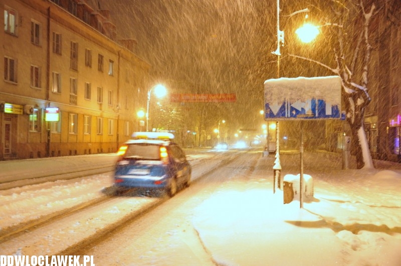 Włocławek przykryty śniegiem. Fatalna sytuacja na drogach..