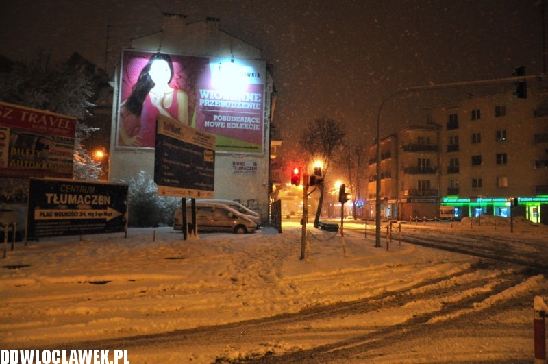 Włocławek przykryty śniegiem. Fatalna sytuacja na drogach..