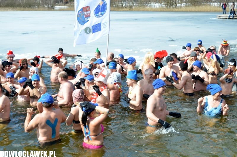 To była kąpiel! Śnieg i lód a oni wskoczyli do wody