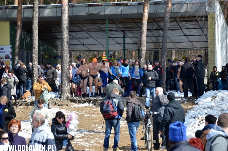 To była kąpiel! Śnieg i lód a oni wskoczyli do wody