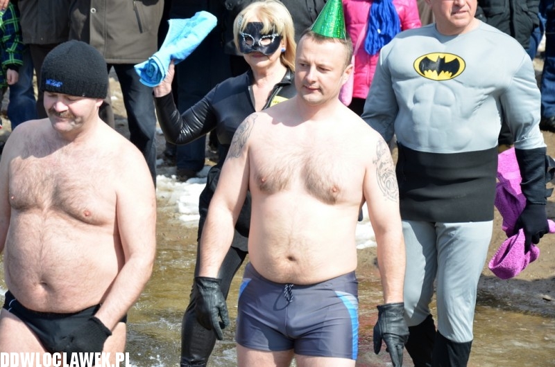To była kąpiel! Śnieg i lód a oni wskoczyli do wody