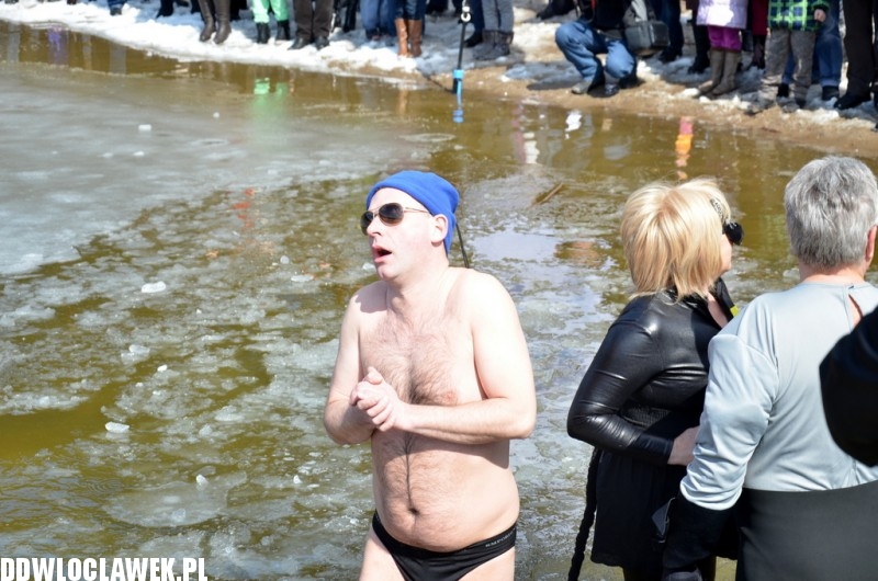 To była kąpiel! Śnieg i lód a oni wskoczyli do wody