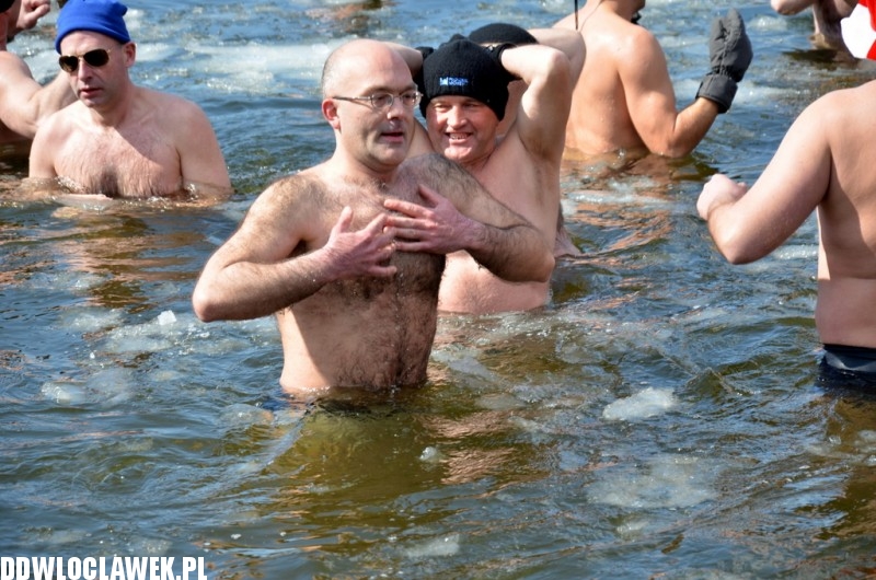 To była kąpiel! Śnieg i lód a oni wskoczyli do wody