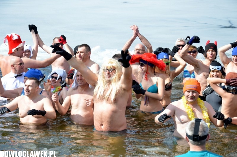 To była kąpiel! Śnieg i lód a oni wskoczyli do wody