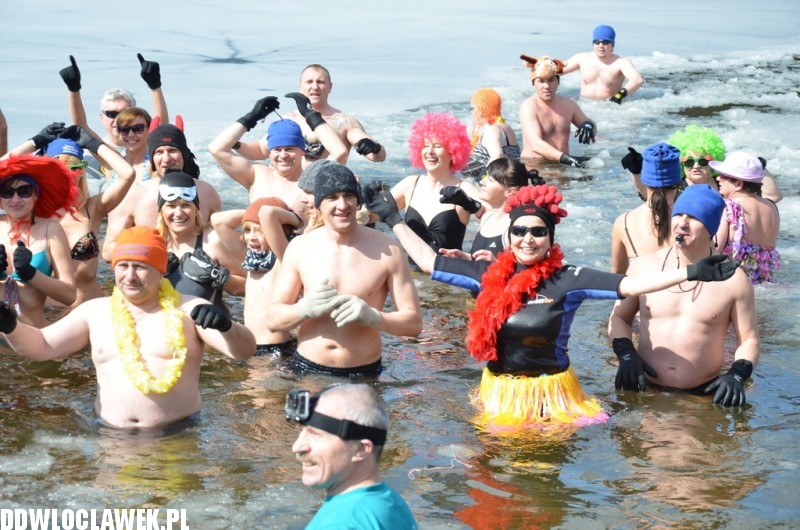 To była kąpiel! Śnieg i lód a oni wskoczyli do wody