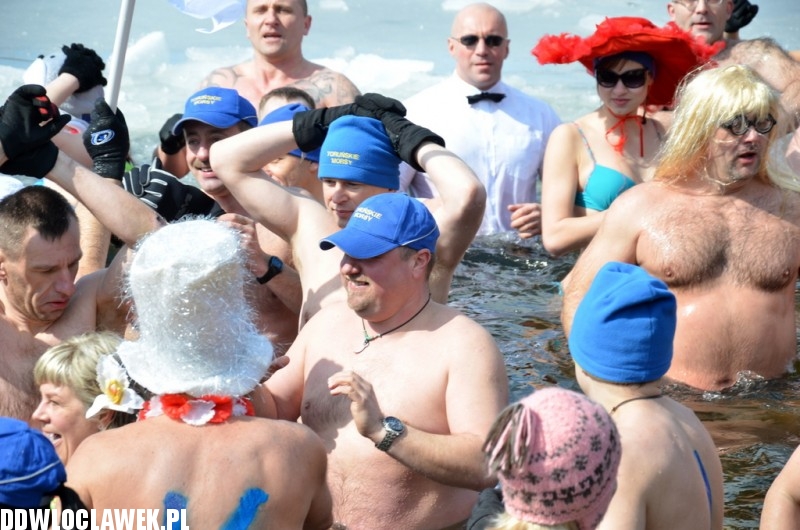 To była kąpiel! Śnieg i lód a oni wskoczyli do wody