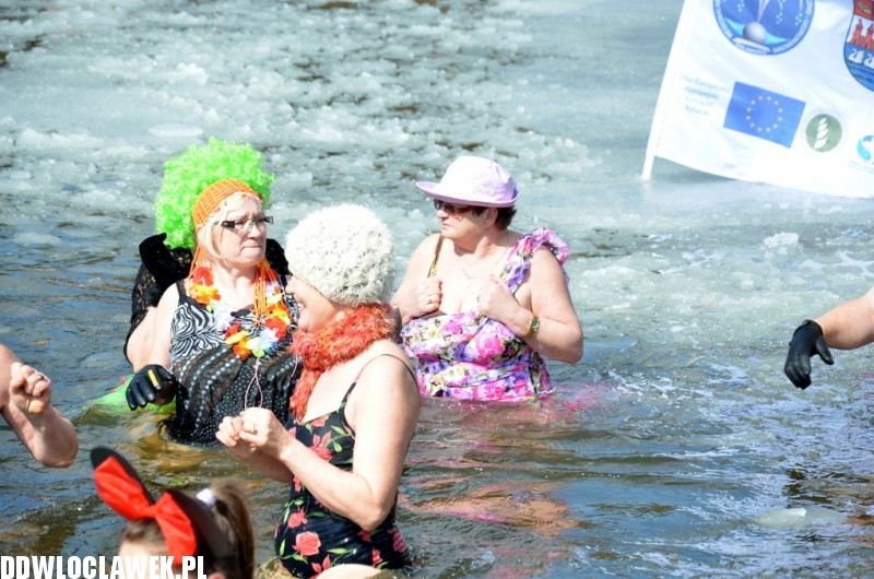 To była kąpiel! Śnieg i lód a oni wskoczyli do wody