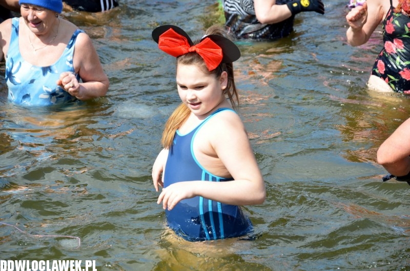 To była kąpiel! Śnieg i lód a oni wskoczyli do wody