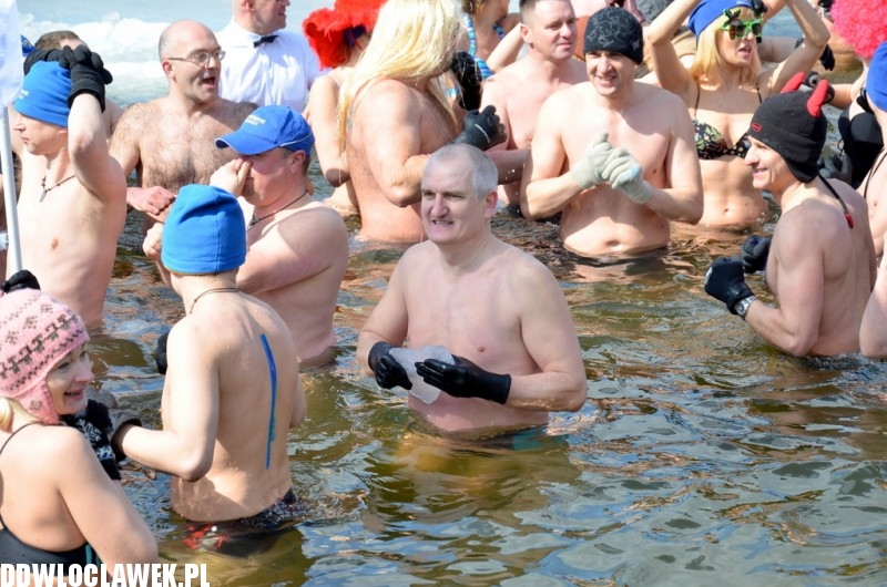 To była kąpiel! Śnieg i lód a oni wskoczyli do wody