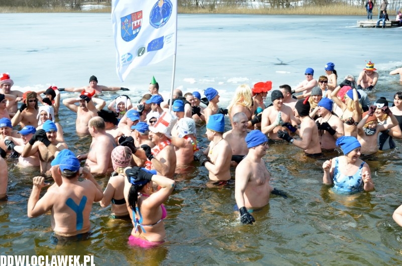 To była kąpiel! Śnieg i lód a oni wskoczyli do wody