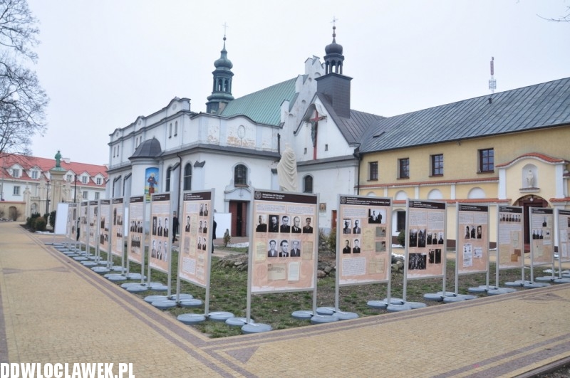 Wystawa IPN na dziedzińcu klasztoru Franciszkanów