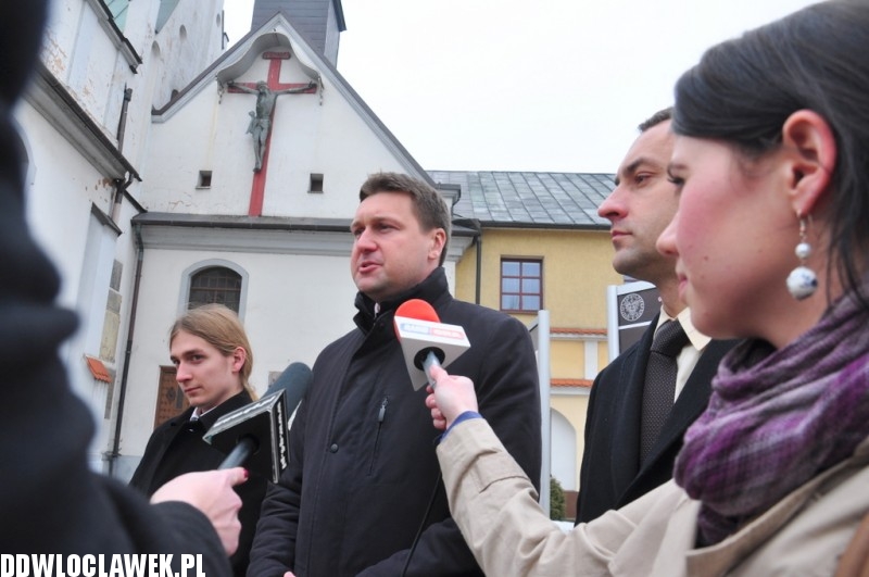 Wystawa IPN na dziedzińcu klasztoru Franciszkanów