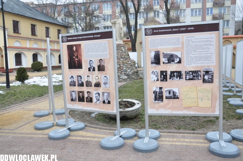 Wystawa IPN na dziedzińcu klasztoru Franciszkanów