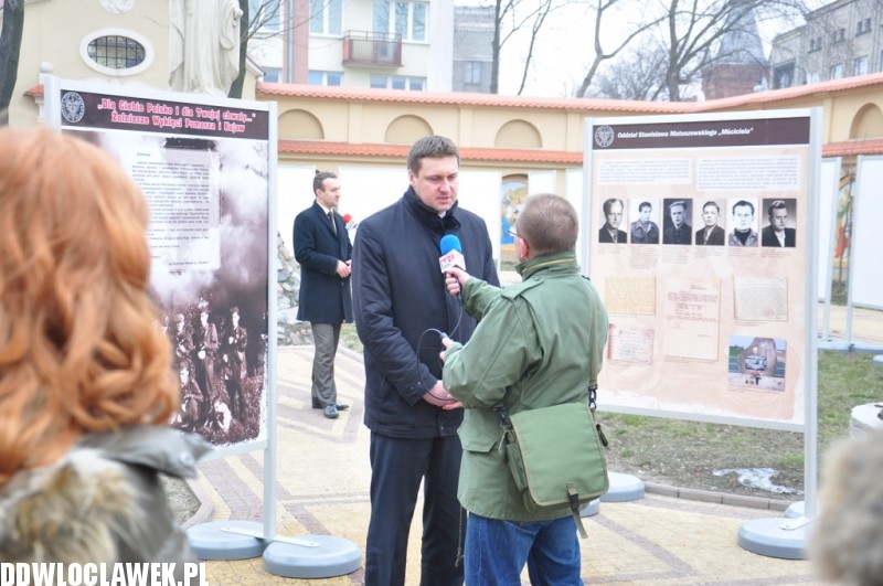 Wystawa IPN na dziedzińcu klasztoru Franciszkanów