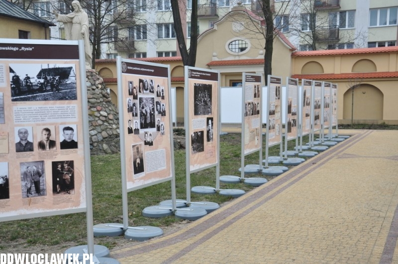 Wystawa IPN na dziedzińcu klasztoru Franciszkanów