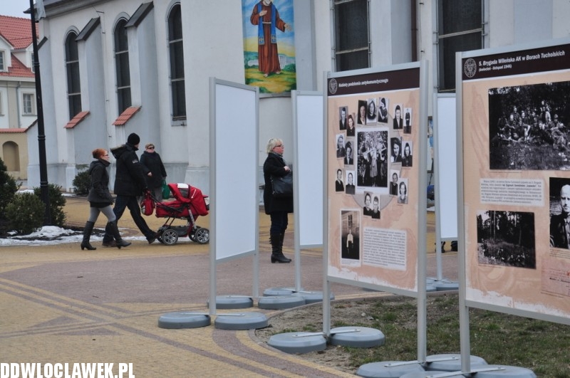 Wystawa IPN na dziedzińcu klasztoru Franciszkanów