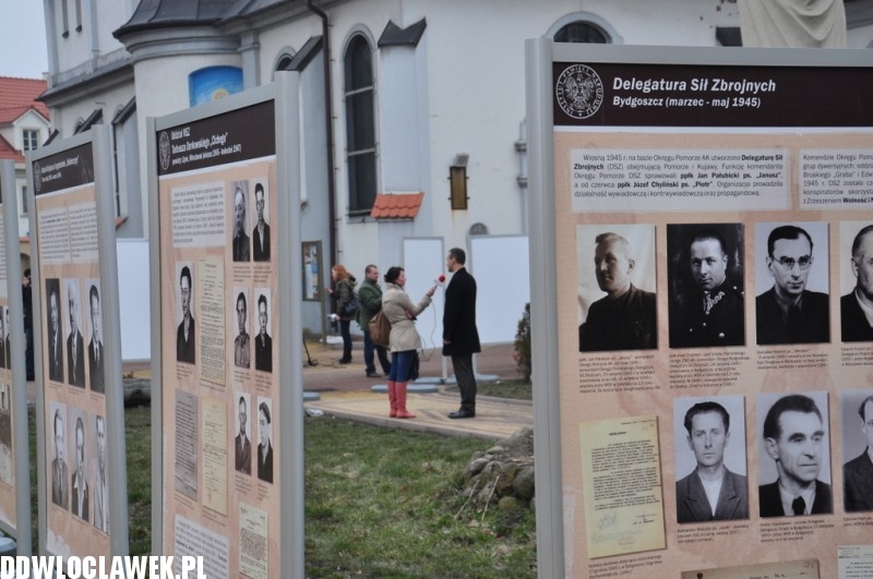 Wystawa IPN na dziedzińcu klasztoru Franciszkanów