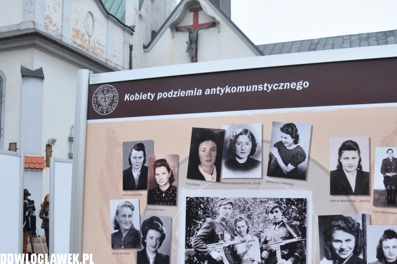 Wystawa IPN na dziedzińcu klasztoru Franciszkanów
