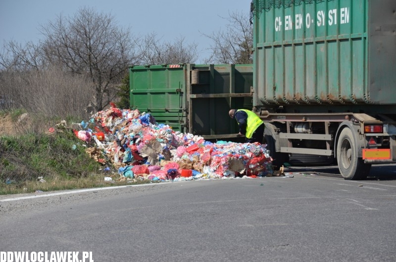 Wypadek ciężarówki z odpadami medycznymi