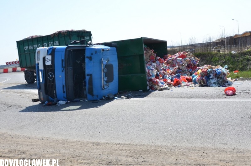 Wypadek ciężarówki z odpadami medycznymi