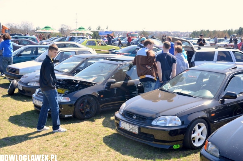 Setki samochodów na stadionie piłkarskim!