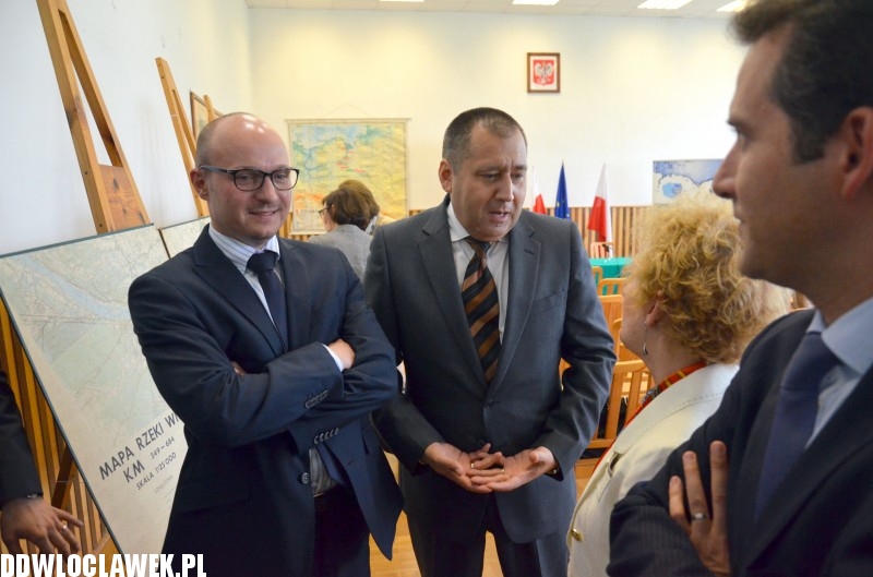 Podpisanie umowy w sprawie remontu tamy