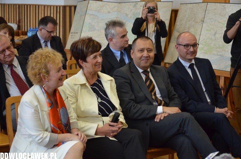 Podpisanie umowy w sprawie remontu tamy