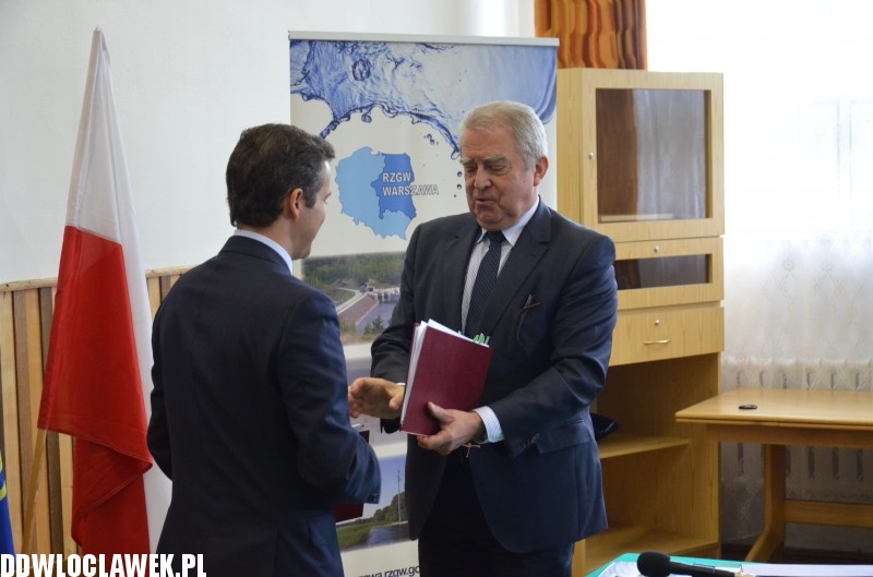 Podpisanie umowy w sprawie remontu tamy