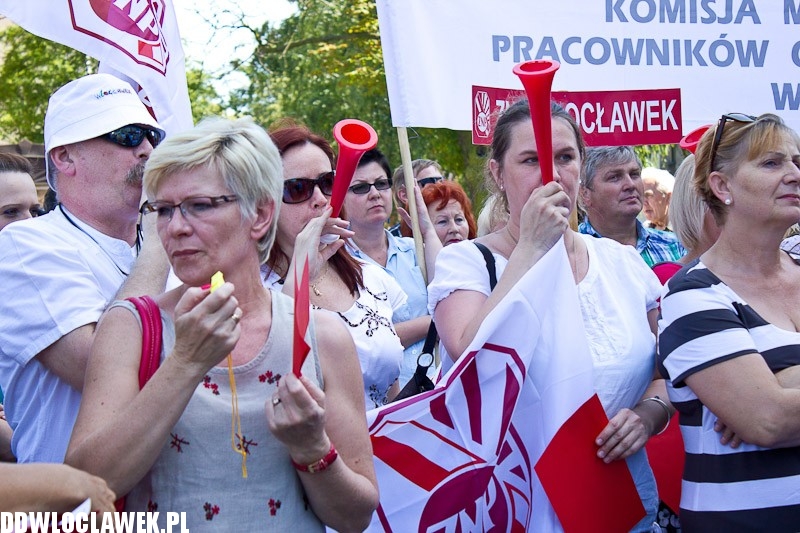 Pikieta oświatowa przed Urzędem Miasta