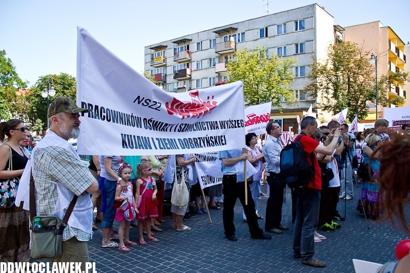 Pikieta oświatowa przed Urzędem Miasta