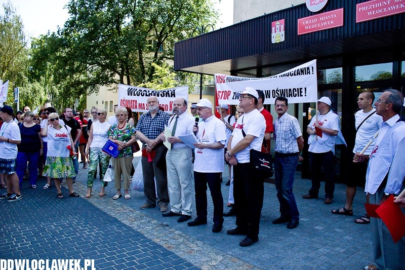 Pikieta oświatowa przed Urzędem Miasta