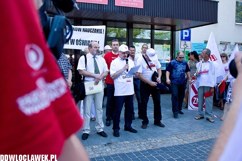Pikieta oświatowa przed Urzędem Miasta