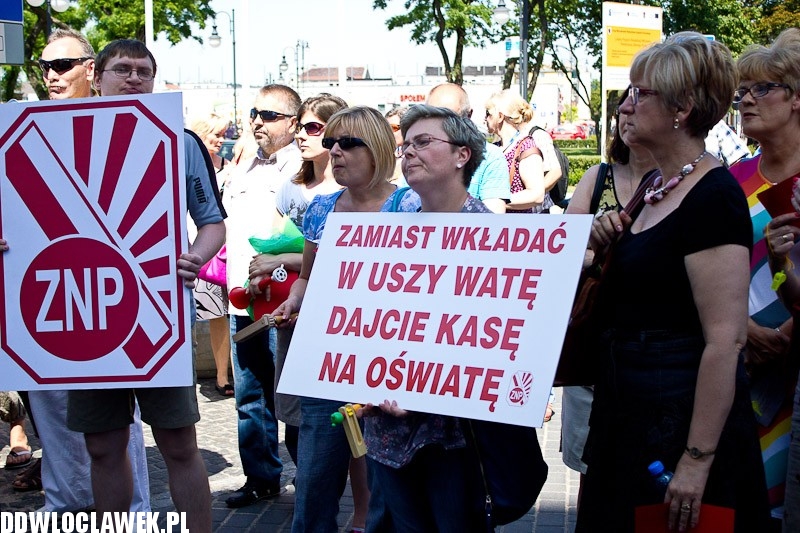 Pikieta oświatowa przed Urzędem Miasta