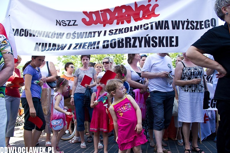Pikieta oświatowa przed Urzędem Miasta