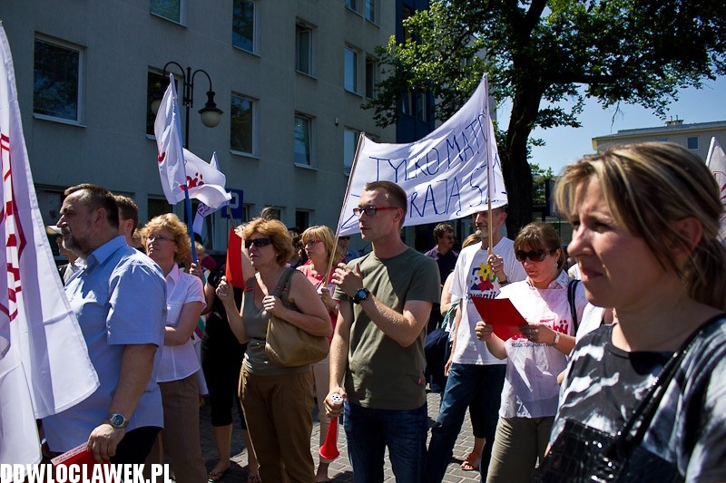 Pikieta oświatowa przed Urzędem Miasta