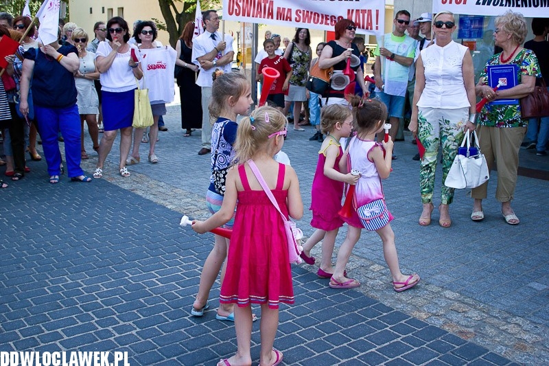 Pikieta oświatowa przed Urzędem Miasta