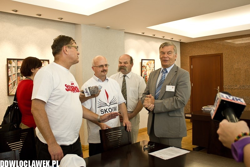 Pikieta oświatowa przed Urzędem Miasta