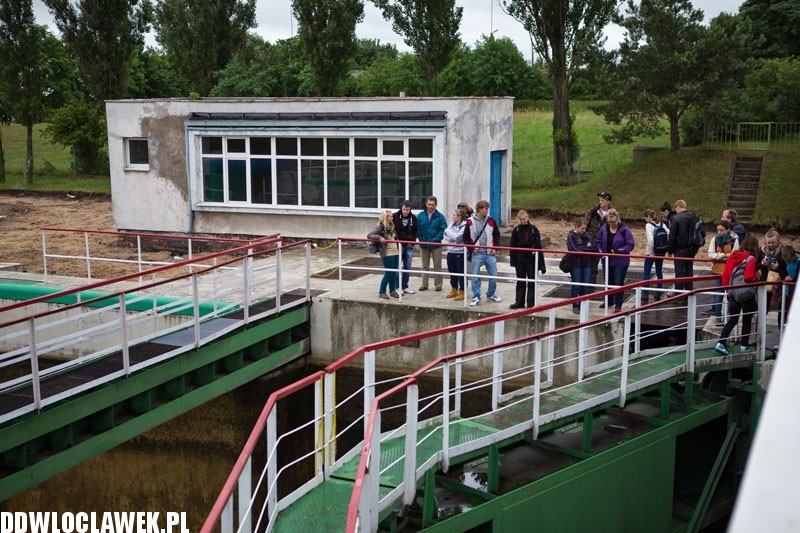 Stalowy gigant przepłynął przez śluzę na zaporze!