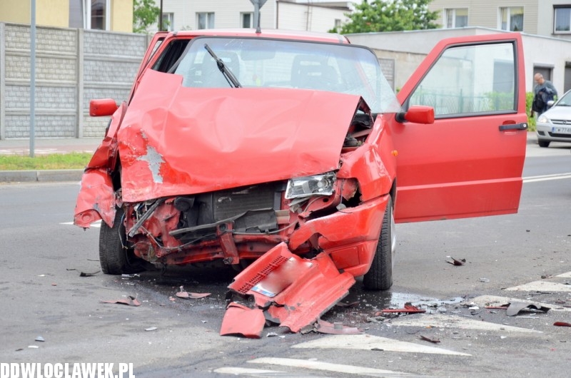 Kolizja dwóch samochodów na ulicy Zgodnej
