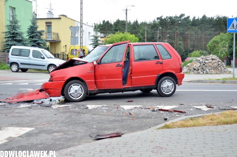 Kolizja dwóch samochodów na ulicy Zgodnej