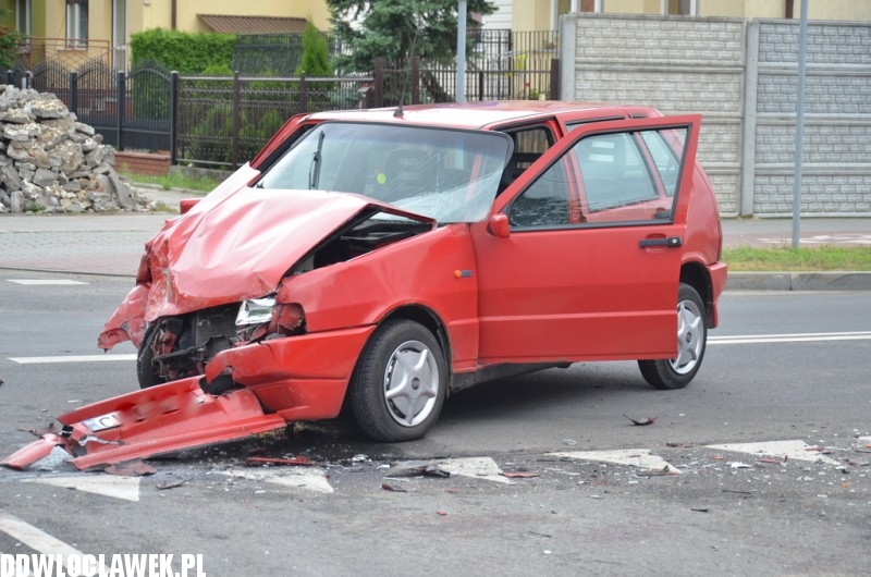 Kolizja dwóch samochodów na ulicy Zgodnej