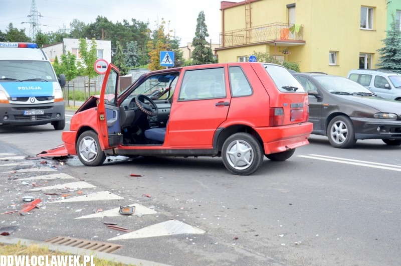 Kolizja dwóch samochodów na ulicy Zgodnej