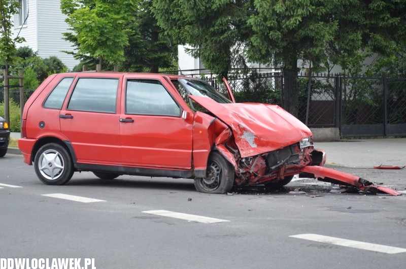Kolizja dwóch samochodów na ulicy Zgodnej