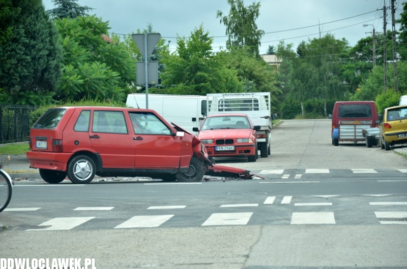 Kolizja dwóch samochodów na ulicy Zgodnej