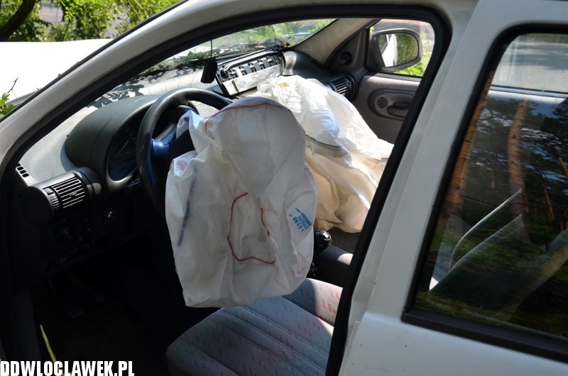 Opel uderzył w drzewo na alei Jana Pawła II