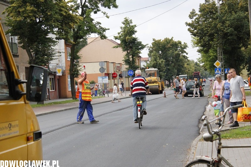 Na Kaliskiej kładą ostatnią warstwę asfaltu