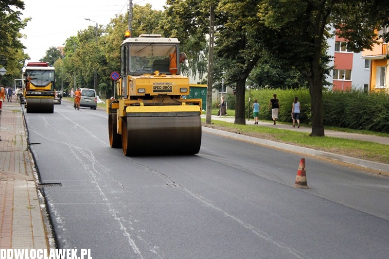 Na Kaliskiej kładą ostatnią warstwę asfaltu