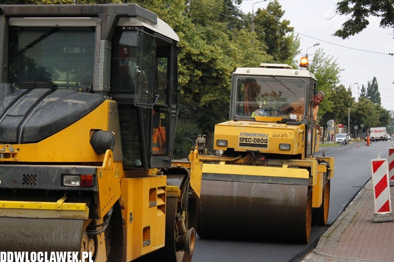 Na Kaliskiej kładą ostatnią warstwę asfaltu